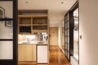 KēSa House, The Unlimited Collection managed by The Ascott Limitedにあるキッチンまたは簡易キッチン