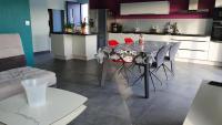 Kuchyňa alebo kuchynka v ubytovaní Maison récente 4* proche plage avec SPA privatif