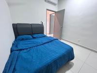 سرير أو أسرّة في غرفة في Traders Garden , cheras Trader square 3 bedroom Balakong serdang