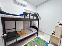 سرير أو أسرّة في غرفة في Traders Garden , cheras Trader square 3 bedroom Balakong serdang