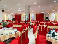un salón de banquetes con sillas rojas y mesas en una habitación en Khách Sạn Hùng Vương Quảng Ngãi, en Quảng Ngãi