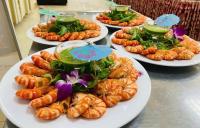 un grupo de platos de comida sobre una mesa en Khách Sạn Hùng Vương Quảng Ngãi, en Quảng Ngãi