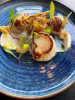 Un plato azul de comida con mariscos encima. en Weston Hotel, en Scarborough