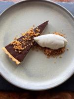 Un trozo de chocolate y un postre en un plato. en Weston Hotel, en Scarborough