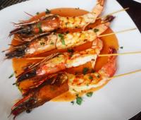 een witte plaat met garnalen erop bij Kivuli Beach Resort Paje in Paje