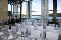 オーケシュバーリアにあるSkåvsjöholm, hotell & konferensの白いテーブルと白い椅子、窓が備わる客室です。