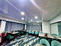 uma sala de jantar com mesas, cadeiras e cortinas em Namdul Boutique em Gangtok