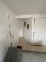 Cette chambre dispose d&#39;un couloir avec une porte et de carrelage. dans l&#39;établissement Appartement F2 hyper centre, à Lacroix-Saint-Ouen