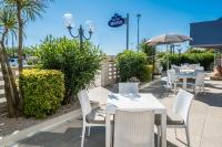 Reštaurácia alebo iné gastronomické zariadenie v ubytovaní Hotel Astoria