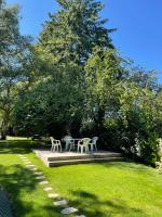 Vonkajšia záhrada v ubytovaní Chalet en Normandie au coeur du pays d'Auge