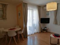 Televízia a/alebo spoločenská miestnosť v ubytovaní Apartman SARA GALILEO BLIZU PLAZE