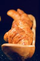 miska wypełniona rogalikami stojąca na stole w obiekcie Golden Carthage Hotel Tunis w mieście Gammarth