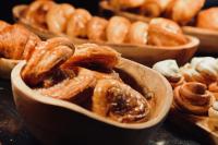 drewniana miska wypełniona preclami i innymi wypiekami w obiekcie Golden Carthage Hotel Tunis w mieście Gammarth