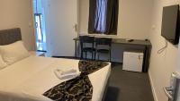 Postel nebo postele na pokoji v ubytování RED FLAG HOTEL