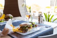 un piatto con un panino e patatine fritte su un tavolo di Vakantieverblijf De Backstage a Heuvelland