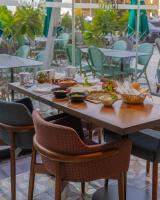 een tafel met eten in een restaurant bij Ascott Corniche Al Khobar in Al Khobar