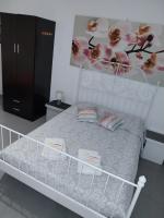 Postel nebo postele na pokoji v ubytování Studio Apartment Near the Beach