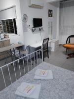TV a/nebo společenská místnost v ubytování Studio Apartment Near the Beach