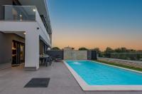 Bazén v ubytování Villa Blue Sky 1 ZadarVillas nebo v jeho okolí