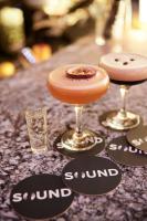 una mesa cubierta con dos copas de vino en una mesa en The Cumberland, London, en Londres