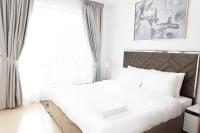 Postel nebo postele na pokoji v ubytování Bahar JBR Apartment by HAPPY SEASON