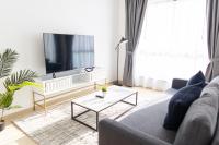 TV a/nebo společenská místnost v ubytování Bahar JBR Apartment by HAPPY SEASON