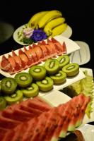 台北台北商旅-大安馆的自助餐，包括黄瓜、肉类和香蕉