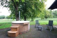a hot tub and two chairs in a yard at L&#39;Atelier à l&#39;orée des bois in Saint-Pierre-sur-Dives