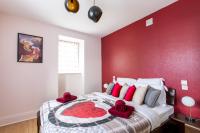 a bedroom with red walls and a bed with red roses on it at Le Sans Souci @Chique@Moderne@Proche du centre-ville 3pieces 2 Chambres in Colmar