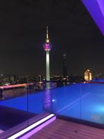 Blick auf die Raumnadel in der Nacht in der Unterkunft Platinum KLCC &amp; Bukit Bintang in Kuala Lumpur