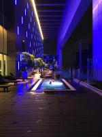 ein Gebäude mit einem Pool in der Mitte eines Gebäudes in der Unterkunft Platinum KLCC &amp; Bukit Bintang in Kuala Lumpur