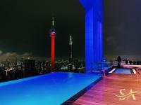 ein Schwimmbad auf dem Dach eines Gebäudes mit einer Stadt in der Unterkunft Platinum KLCC &amp; Bukit Bintang in Kuala Lumpur