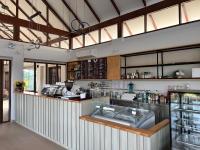 een grote keuken met een aanrecht in een restaurant bij Sumator Resort Chiangrai สูมาเต๊อะ รีสอร์ท เชียงราย in Ban Huai Phaya Kao