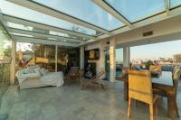 A seating area at Luxury Penthouse with Stunning View and Hammam