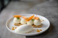 Un plato de comida con albóndigas y zanahorias encima. en Villa Augusta, en Saint-Paul-Trois-Châteaux