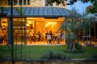 un grupo de personas sentadas en una mesa en un restaurante en Villa Augusta, en Saint-Paul-Trois-Châteaux