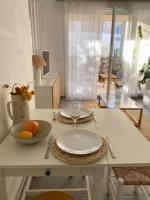 a table with a plate and a bowl of oranges on it at Appartement terrasse proche Centre in Montpellier