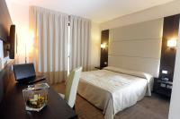 Posteľ alebo postele v izbe v ubytovaní Palace Inn Rome Fiano