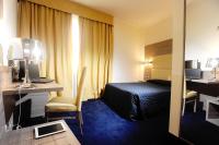 Posteľ alebo postele v izbe v ubytovaní Palace Inn Rome Fiano