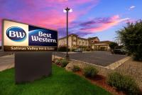 Un cartel para un Best Western Villas Valley Inn and Suites en Best Western Salinas Valley Inn &amp; Suites, en Salinas