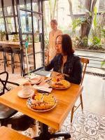 uma mulher sentada numa mesa com pratos de comida em Apartamento Lauret en Laureles em Medellín