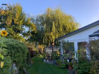 a garden outside a house with flowers and plants at Villa Jani b&amp;b in Breitscheid