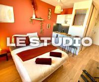 Łóżko lub łóżka w pokoju w obiekcie Splendide studio Moderne - Proche centre - Laverie