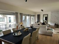 - un salon avec une table à manger et un canapé dans l&#39;établissement Vakantie appartement Limburg, à Maaseik