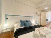 Posteľ alebo postele v izbe v ubytovaní Mazzini 12, Elegant Central Apartment with Free Private Garage 800 m, Air Conditioning, Wi-Fi, Just 100 m from the Public Beach