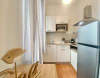 Kuchyňa alebo kuchynka v ubytovaní Mazzini 12, Elegant Central Apartment with Free Private Garage 800 m, Air Conditioning, Wi-Fi, Just 100 m from the Public Beach