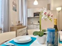 Kuchyňa alebo kuchynka v ubytovaní Mazzini 12, Elegant Central Apartment with Free Private Garage 800 m, Air Conditioning, Wi-Fi, Just 100 m from the Public Beach
