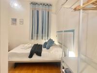 Posteľ alebo postele v izbe v ubytovaní Mazzini 12, Elegant Central Apartment with Free Private Garage 800 m, Air Conditioning, Wi-Fi, Just 100 m from the Public Beach