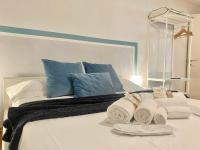Posteľ alebo postele v izbe v ubytovaní Mazzini 12, Elegant Central Apartment with Free Private Garage 800 m, Air Conditioning, Wi-Fi, Just 100 m from the Public Beach