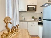 Kuchyňa alebo kuchynka v ubytovaní Mazzini 12, Elegant Central Apartment with Free Private Garage 800 m, Air Conditioning, Wi-Fi, Just 100 m from the Public Beach